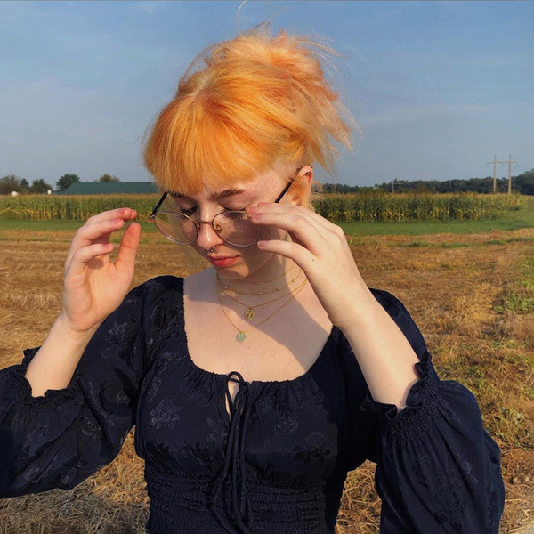 Bluză de damă de ultimă generație cu cravate și decolteu pătrat