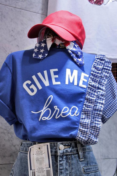 Tricou modern cu bucle și inscripții