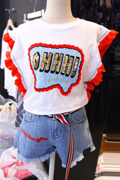 Tricou modern cu bucle și inscripție cu paiete