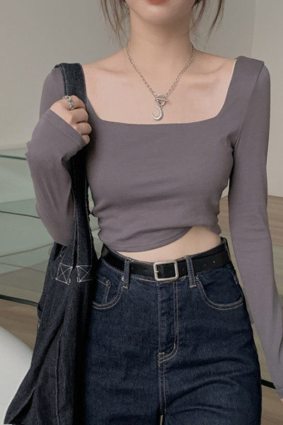 Bluza de dama cu decolteu patrat si maneci lungi - model scurt