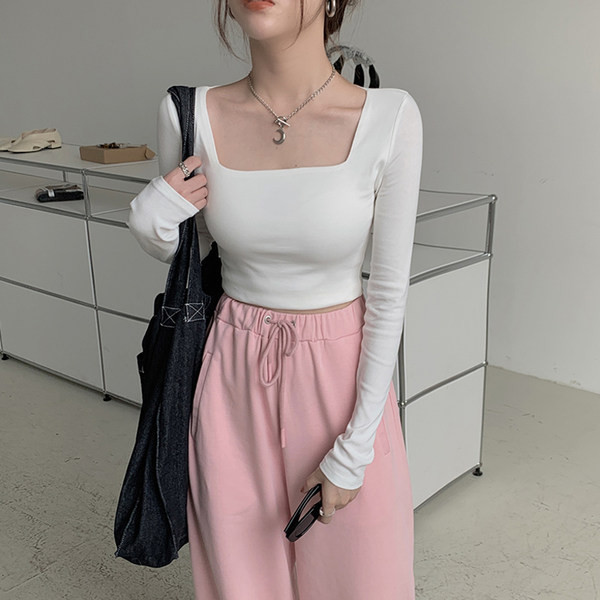 Bluza de dama cu decolteu patrat si maneci lungi - model scurt