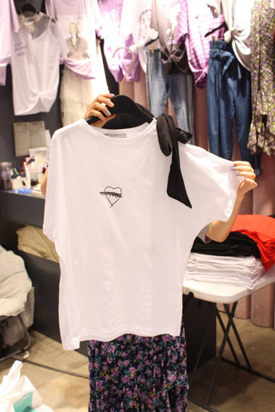 Tricou de damă cu mâneci scurte și panglică în alb și negru