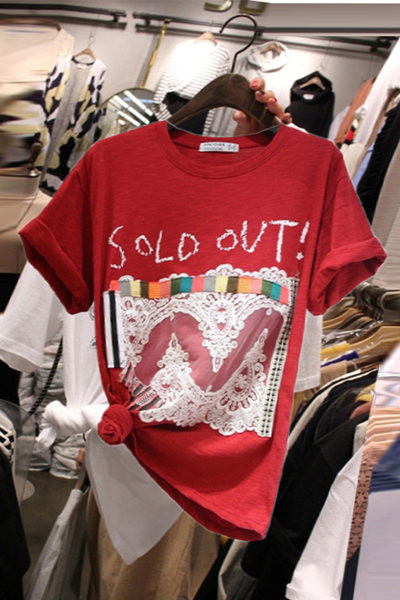 Tricou modern cu inscripție și dantelă pentru femei