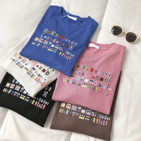 Bluză de damă cu decolteu și aplicații