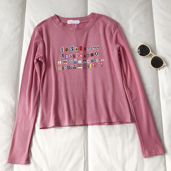 Bluză de damă cu decolteu și aplicații