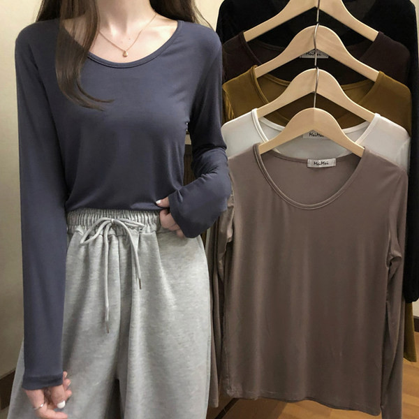 Bluză de damă simplă cu decolteu oval și mâneci lungi