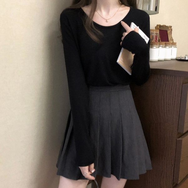 Bluză de damă simplă cu decolteu oval și mâneci lungi