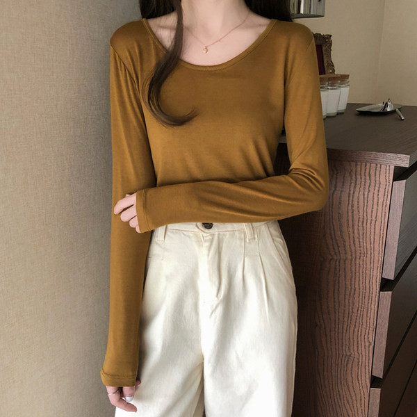 Bluză de damă simplă cu decolteu oval și mâneci lungi