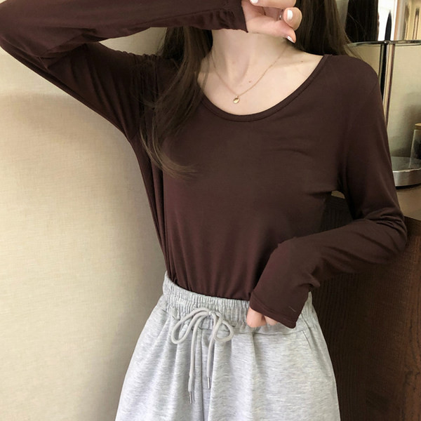 Bluză de damă simplă cu decolteu oval și mâneci lungi