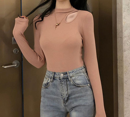 Bluză de damă cu mâneci lungi și decupaj