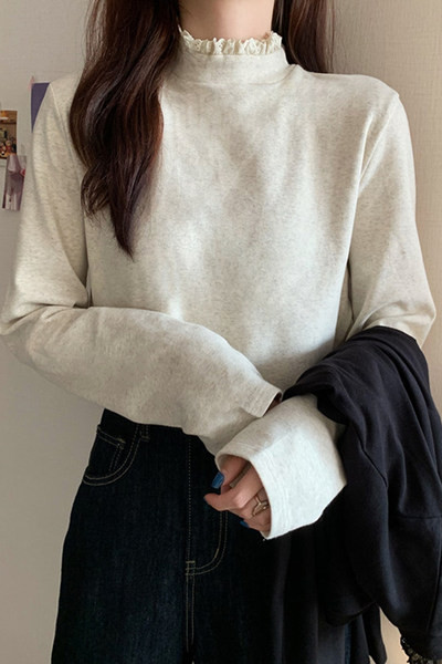 Bluză casual de damă cu guler înalt în alb și negru