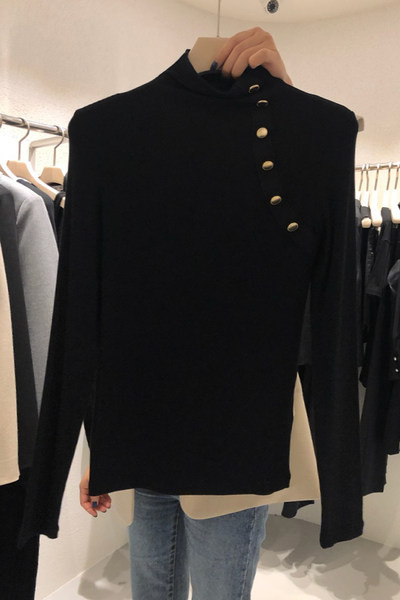 Bluză de damă moale, cu guler semi-înalt și nasturi