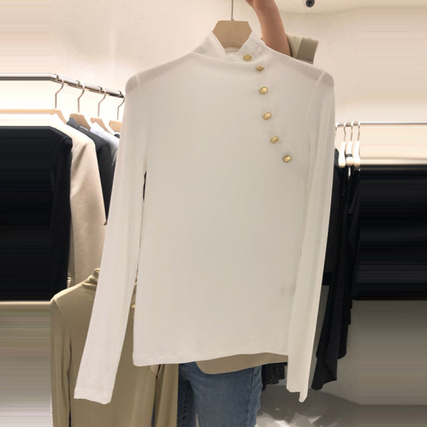 Bluză de damă moale, cu guler semi-înalt și nasturi