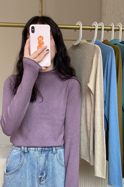 Bluză de damă cu mâneci lungi și guler semiînalt