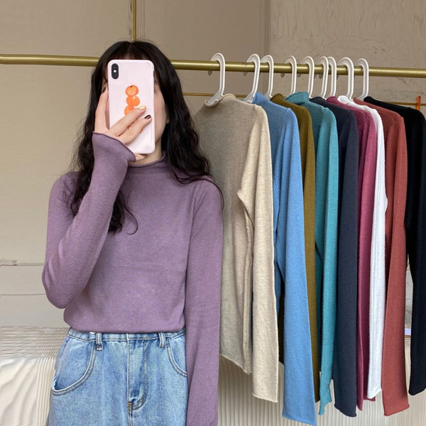 Bluză de damă cu mâneci lungi și guler semiînalt