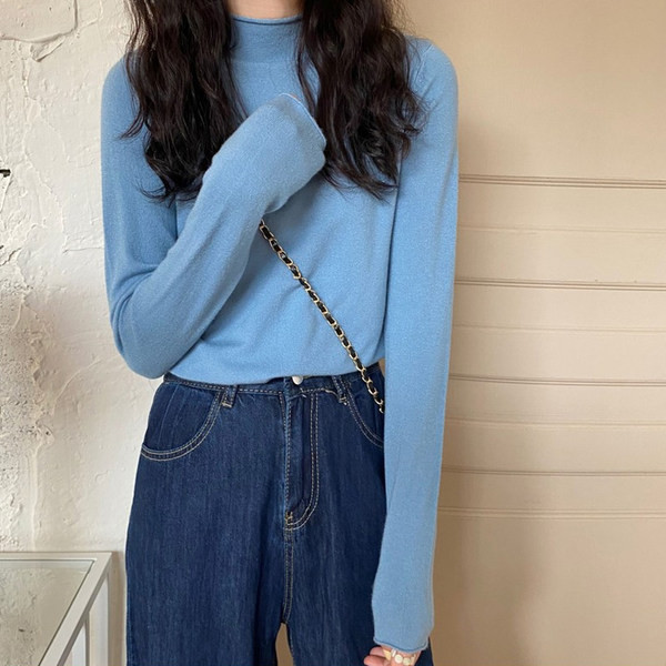 Bluză de damă cu mâneci lungi și guler semiînalt