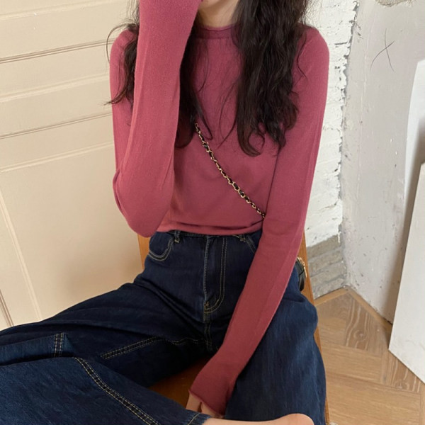 Bluză de damă cu mâneci lungi și guler semiînalt