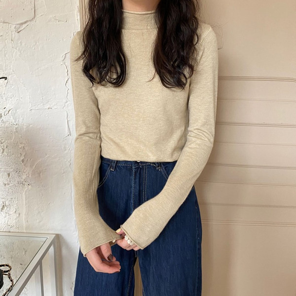 Bluză de damă cu mâneci lungi și guler semiînalt