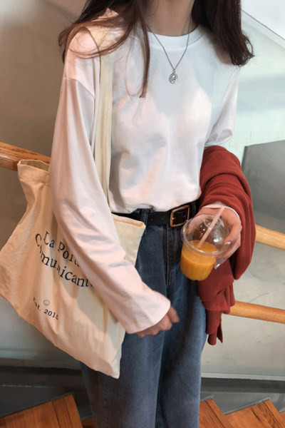 Bluză de damă modernă cu mâneci lungi - un model curat