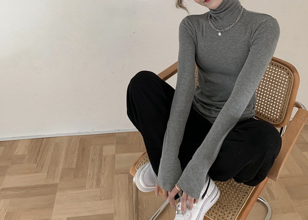 Bluza de dama model nou - cu guler inalt si maneci lungi