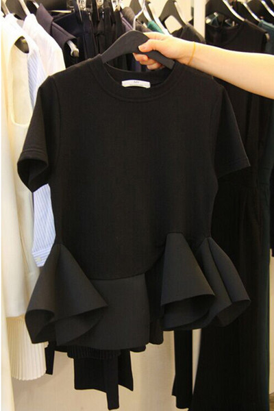 Bluză de damă cu bucle și mâneci scurte