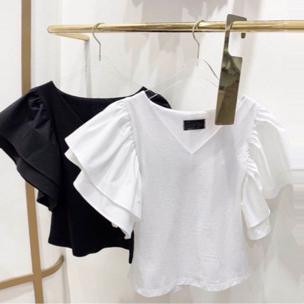 Bluză scurtă de damă cu decolteu spitz și mâneci lotus