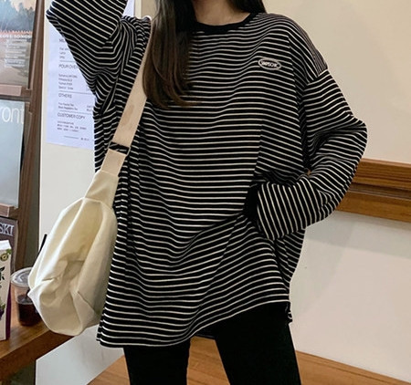 Bluză de damă în dungi cu mâneci lungi în alb și negru