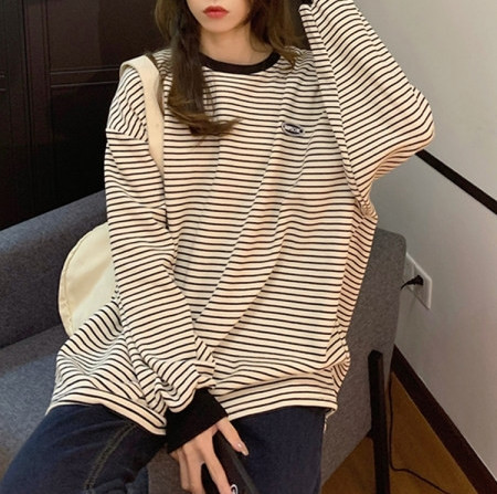 Bluză de damă în dungi cu mâneci lungi în alb și negru