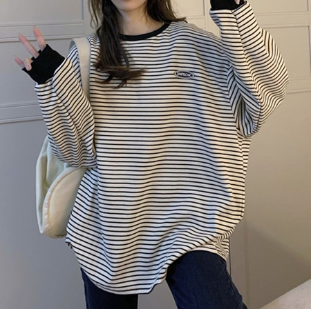 Bluză de damă în dungi cu mâneci lungi în alb și negru