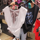 Tricou lat cu inscripție și panglică