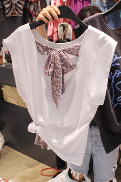 Tricou lat cu inscripție și panglică