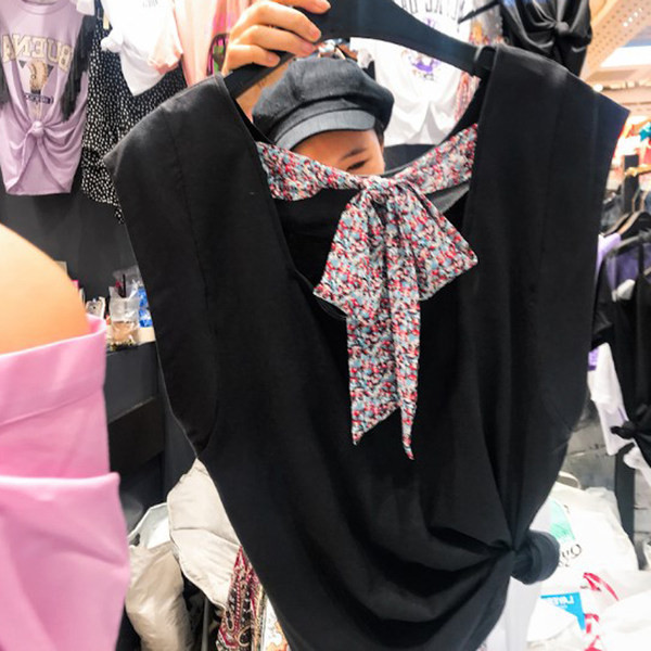 Tricou lat cu inscripție și panglică