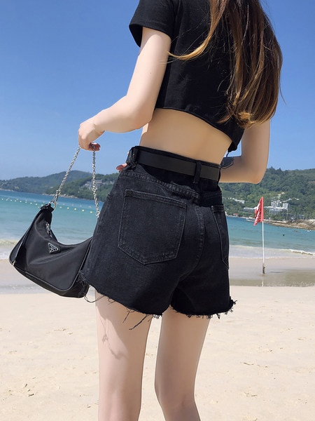 Blugi scurti de dama cu buzunare si curea