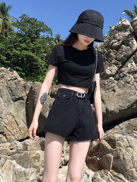 Blugi scurti de dama cu buzunare si curea