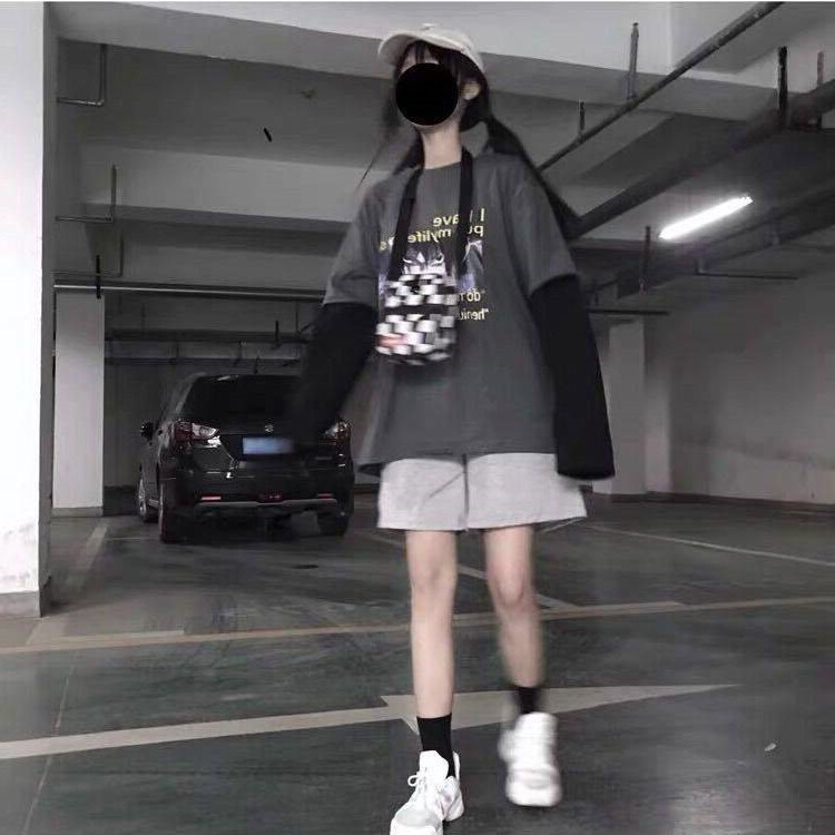 Pantaloni scurți largi cu talie înaltă pentru femei