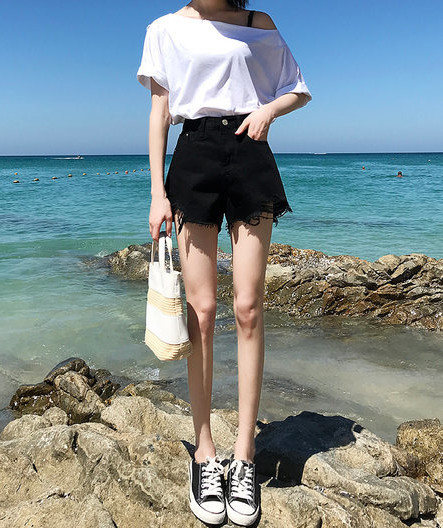 Pantaloni scurți de damă din denim în două culori