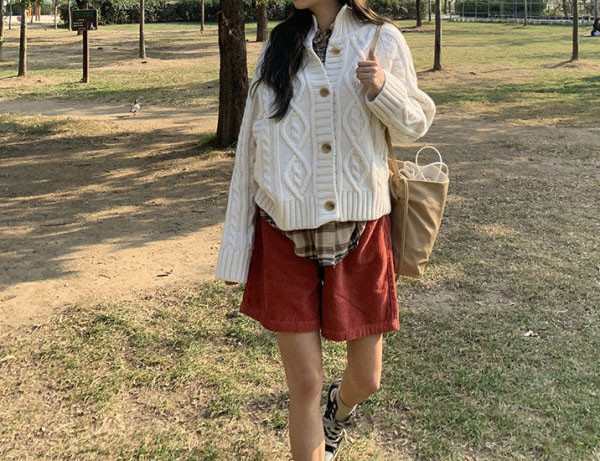 Pantaloni scurți cu nasturi și talie înaltă