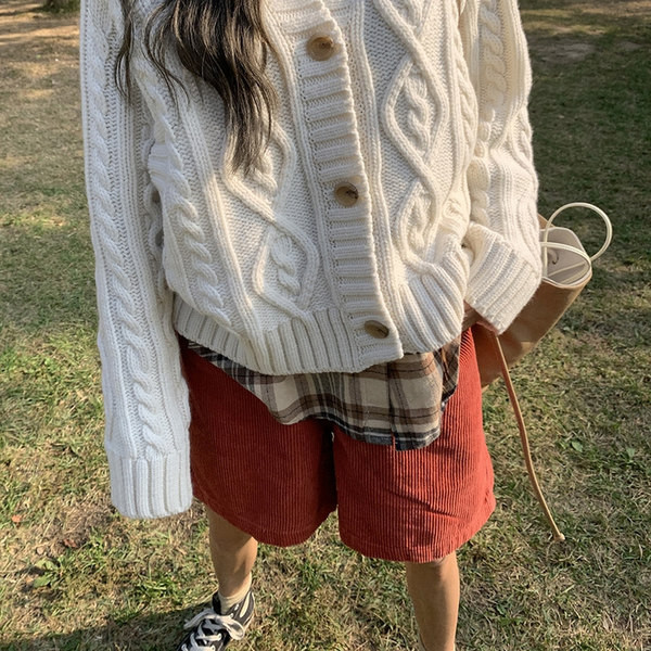 Pantaloni scurți cu nasturi și talie înaltă