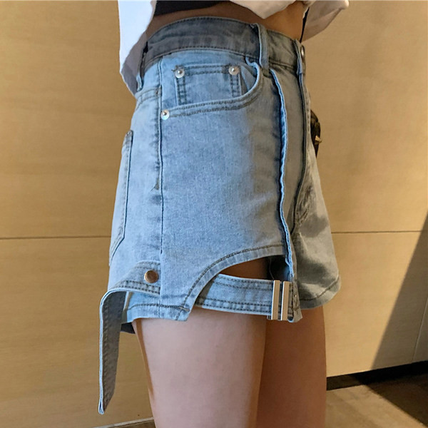 Pantaloni scurți de damă în albastru și negru cu talie înaltă