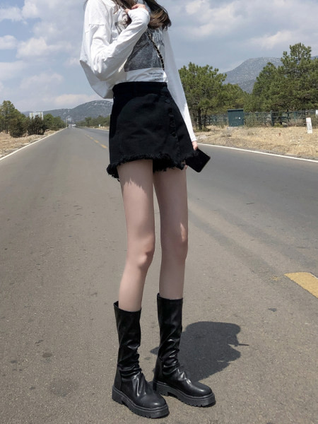 Fusta-pantaloni de dama model nou din denim cu elemente rupte