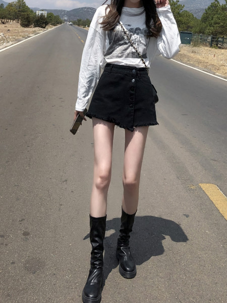 Fusta-pantaloni de dama model nou din denim cu elemente rupte