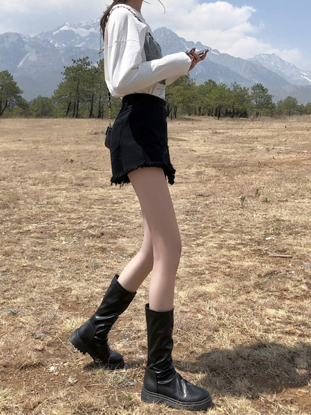 Fusta-pantaloni de dama model nou din denim cu elemente rupte