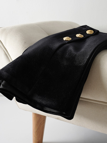 Pantaloni scurți de damă în negru cu nasturi