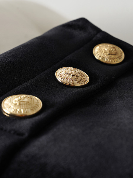 Pantaloni scurți de damă în negru cu nasturi