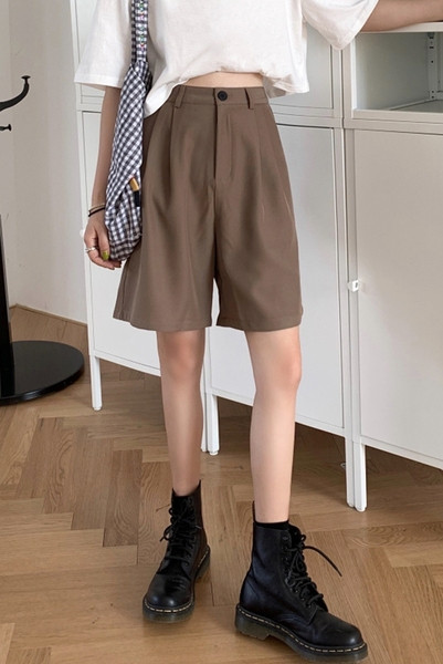 Pantaloni scurți lați deasupra genunchiului, cu talie înaltă