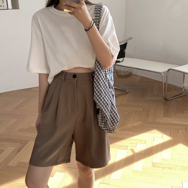 Pantaloni scurți lați deasupra genunchiului, cu talie înaltă