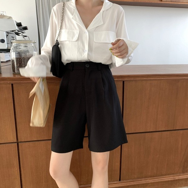 Pantaloni scurți lați deasupra genunchiului, cu talie înaltă