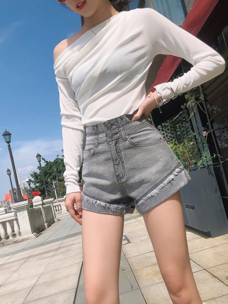 Model nou de pantaloni scurți din denim cu talie înaltă de culoare gri