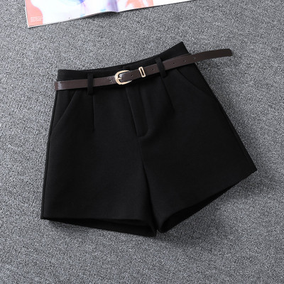 Pantaloni scurti moderni de dama cu curea in doua culori