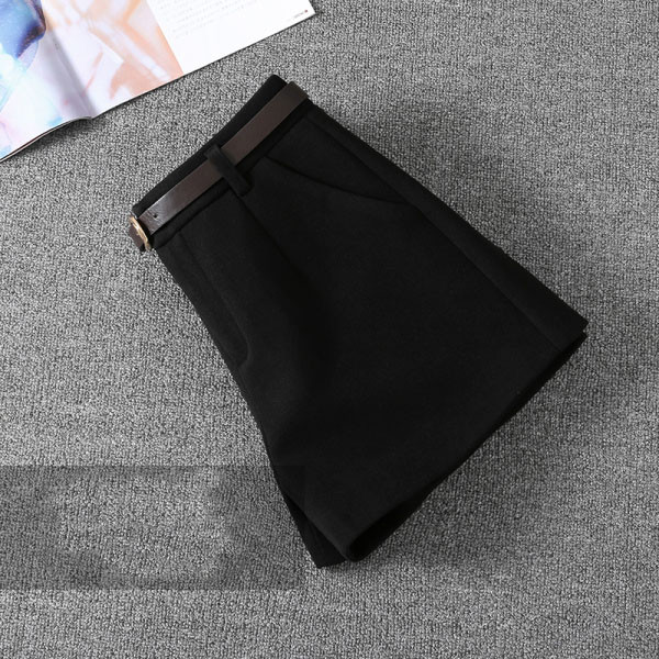 Pantaloni scurti moderni de dama cu curea in doua culori